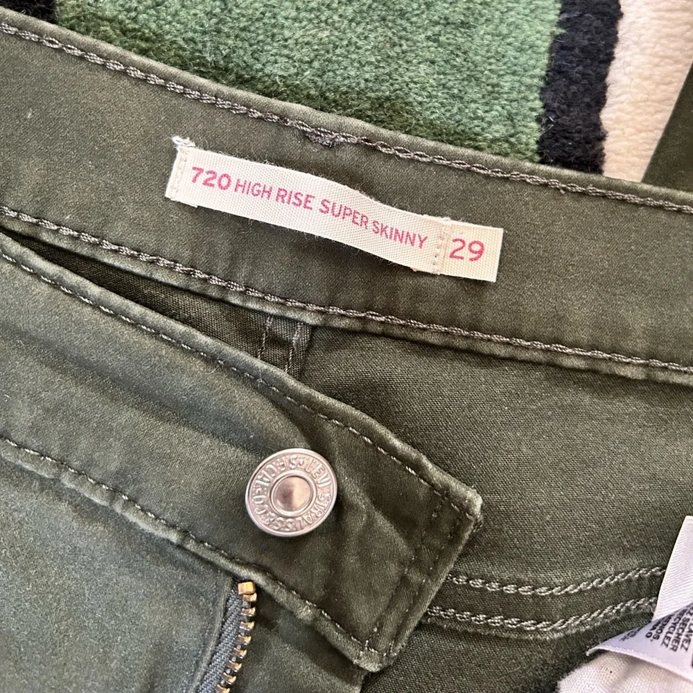 Levi's Women's 720 High-Rise Super-Skinny Jeans - Picture 9 of 10